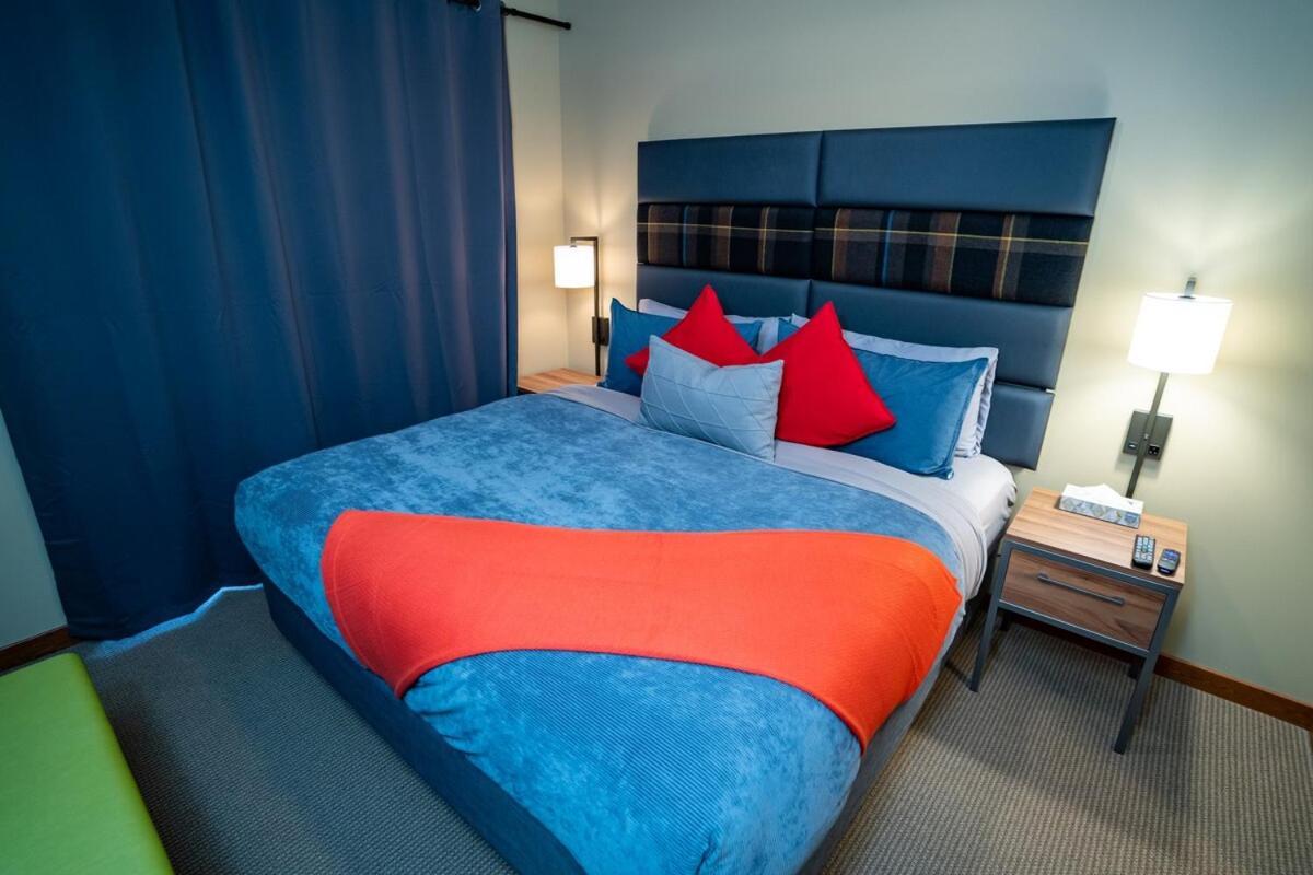 The Raven Suite At Stoneridge Mountain Resort キャンモア エクステリア 写真