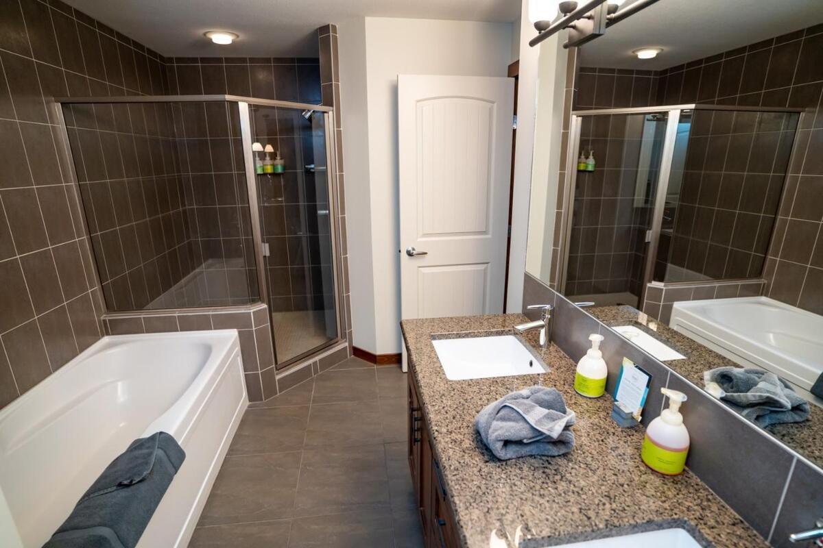 The Raven Suite At Stoneridge Mountain Resort キャンモア エクステリア 写真