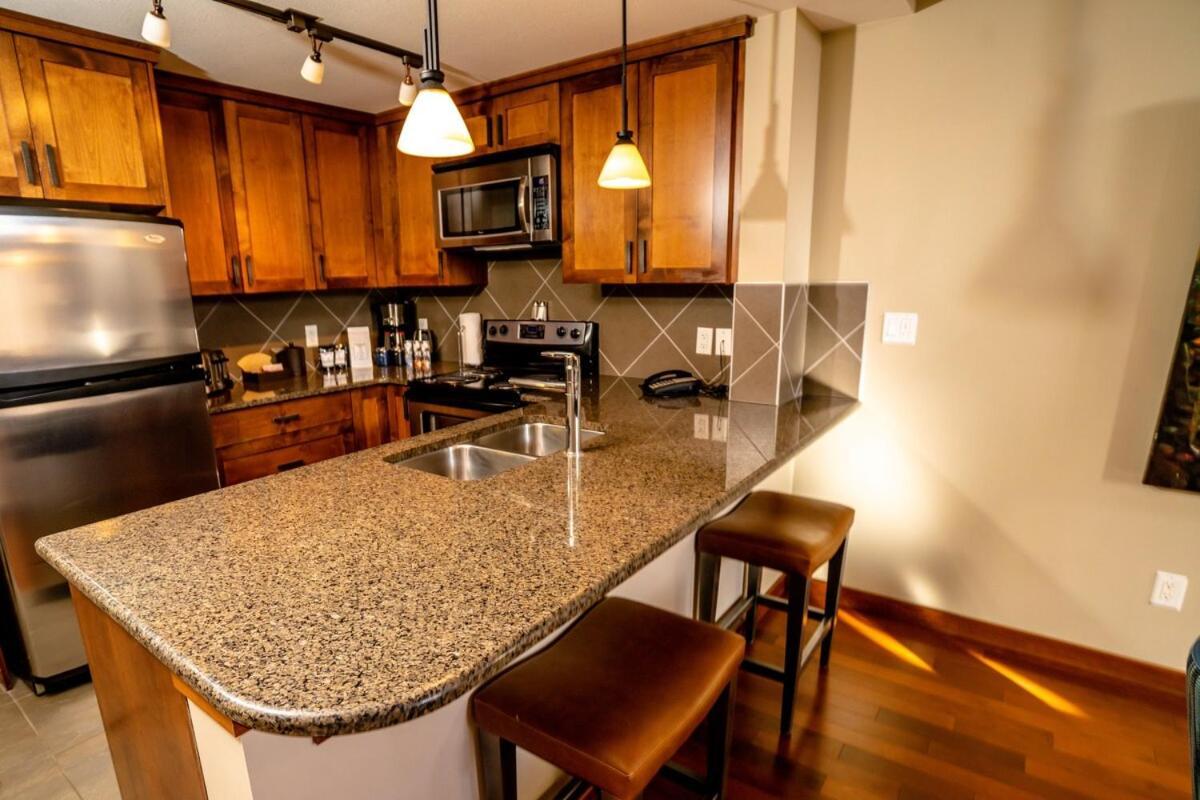The Raven Suite At Stoneridge Mountain Resort キャンモア エクステリア 写真